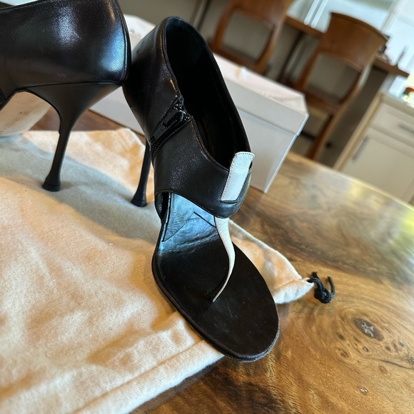 Manolo Blahnik Black Open-Toe Heels with White Leather Strip. Size 35.5 - Picture 8 of 10